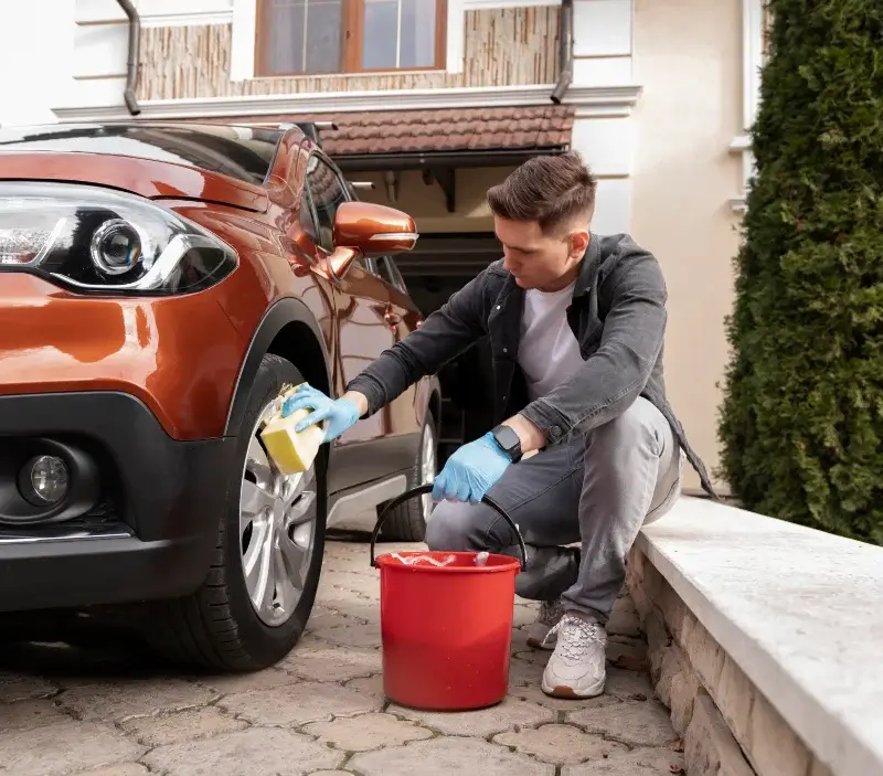 Lavage auto à domicile Bourlon : professionnel intervenant sur un véhicule
